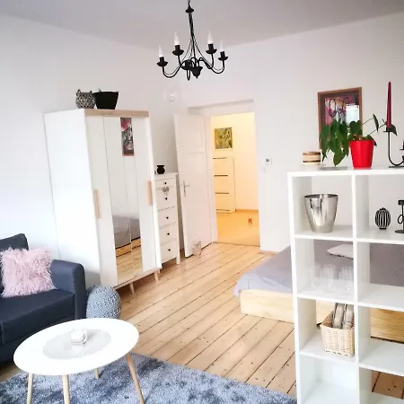 Ivana アパート ジェチーン